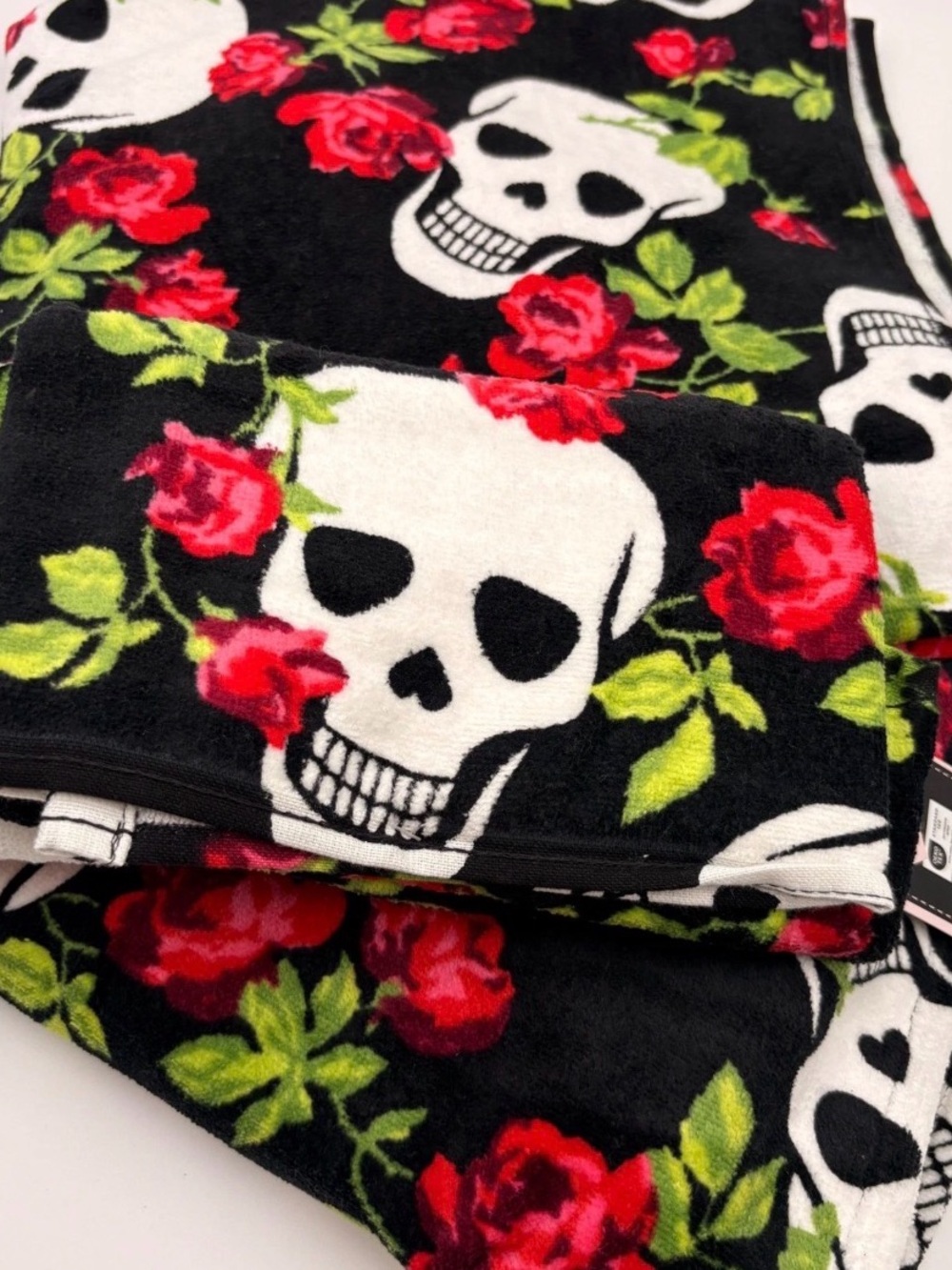 NEW Betsey Johnson 4 PIECE SKULL GARDEN Skull Red Rose Bath Towel & Hand Towels - Picture 5 of 11